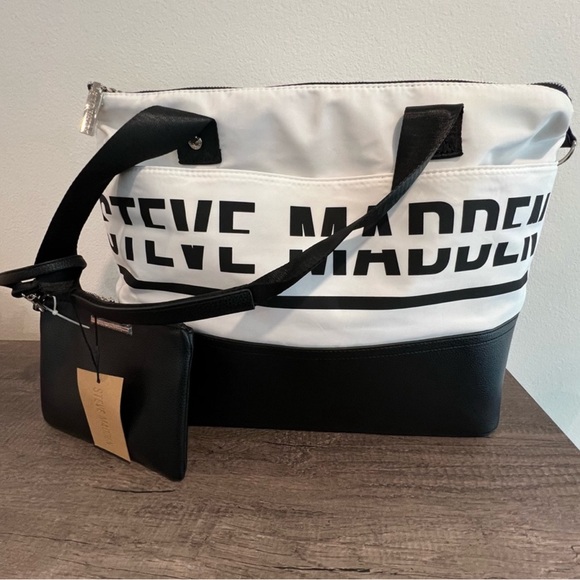 17-Steve Madden Weekend Bag - Picture 1 of 6